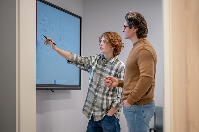 aluno e professor interagindo com uma tela